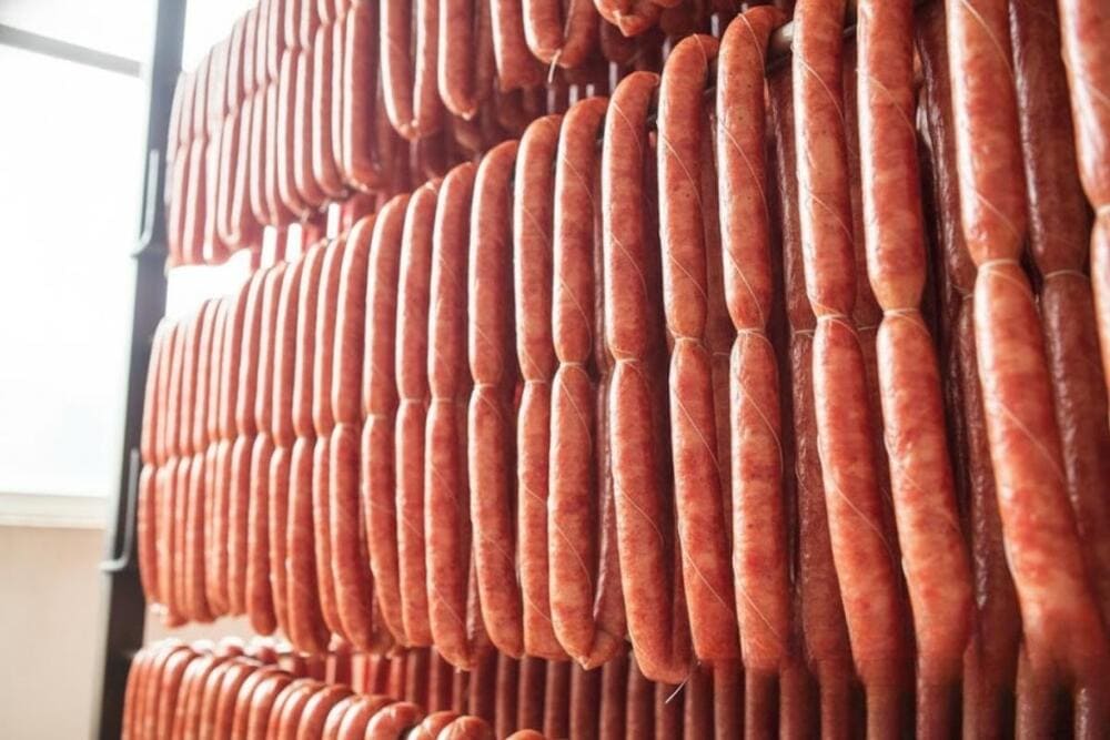 Lạp xưởng g&aacute;c bếp.